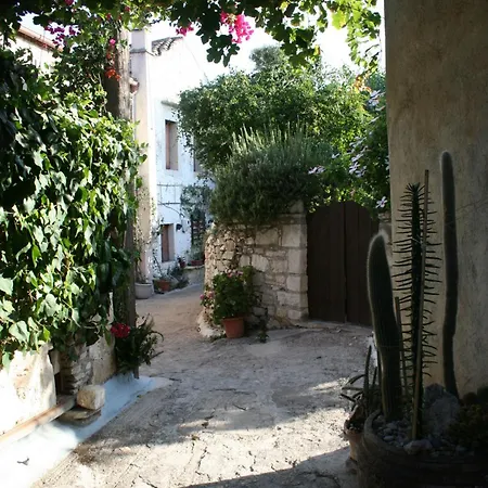 Ferienhaus In Mit Grossem Balkon Douliana
